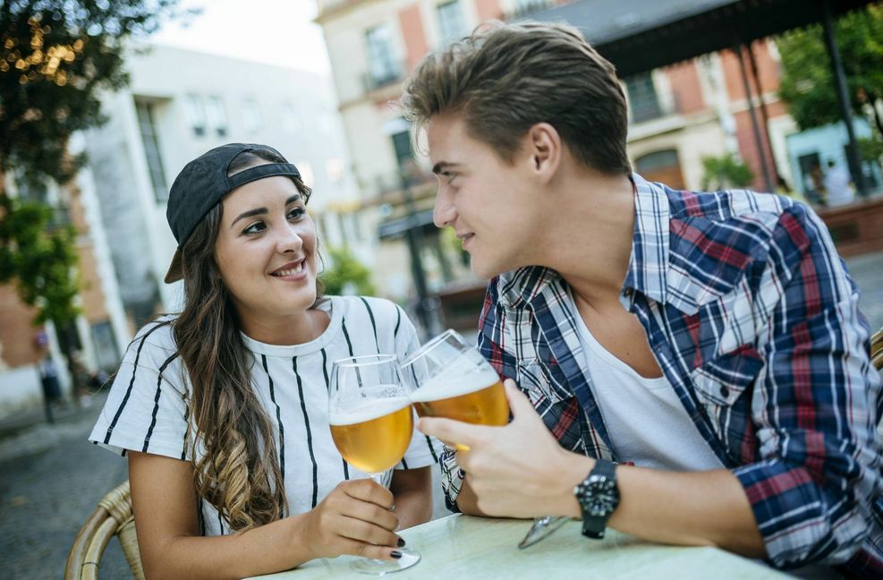 Eher keine Biomarke: junge Leute beim Bier Foto: imago/Westend61