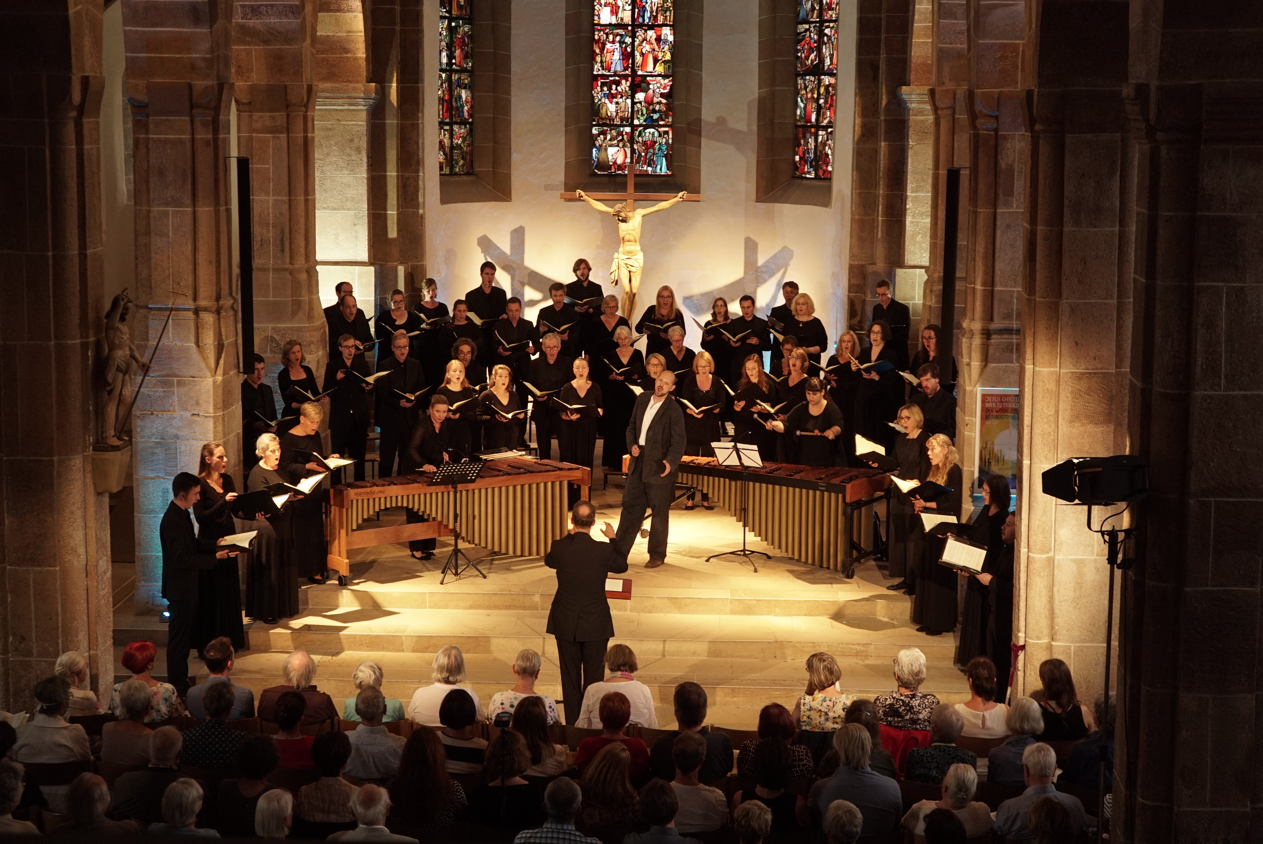 Die Winterreise-Bearbeitung in der Martinskirche. In der Mitte Bariton und Liedfestival-Organisator Johannes Held.  Bild: Heiden
