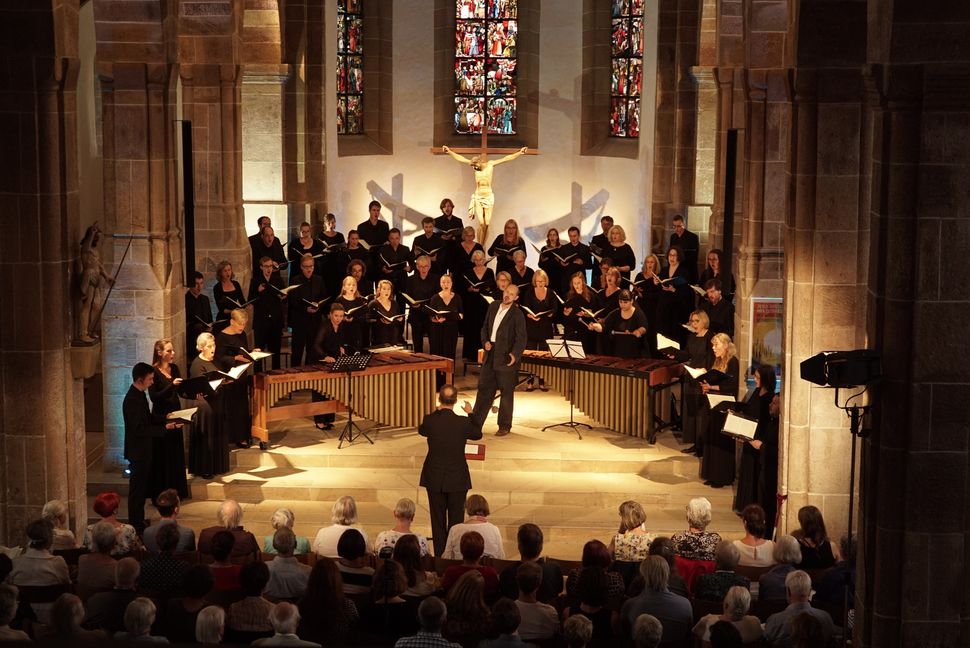 Die Winterreise-Bearbeitung in der Martinskirche. In der Mitte Bariton und Liedfestival-Organisator Johannes Held.  Bild: Heiden