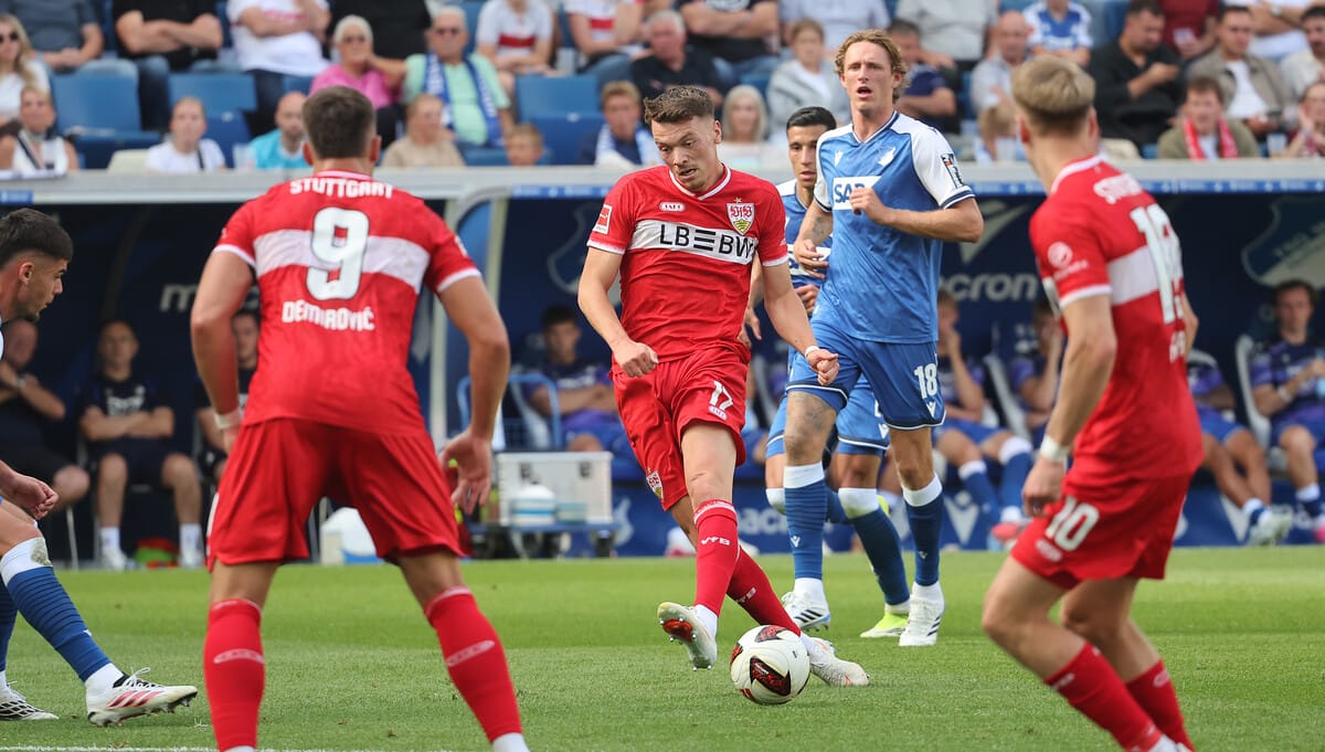 Ab nach vorne: der VfB-Angreifer Dzenan Pejcinovic (Mitte) versucht sich im Zusammenspiel mit Ermedin Demirovic (links) und Chris Führich.