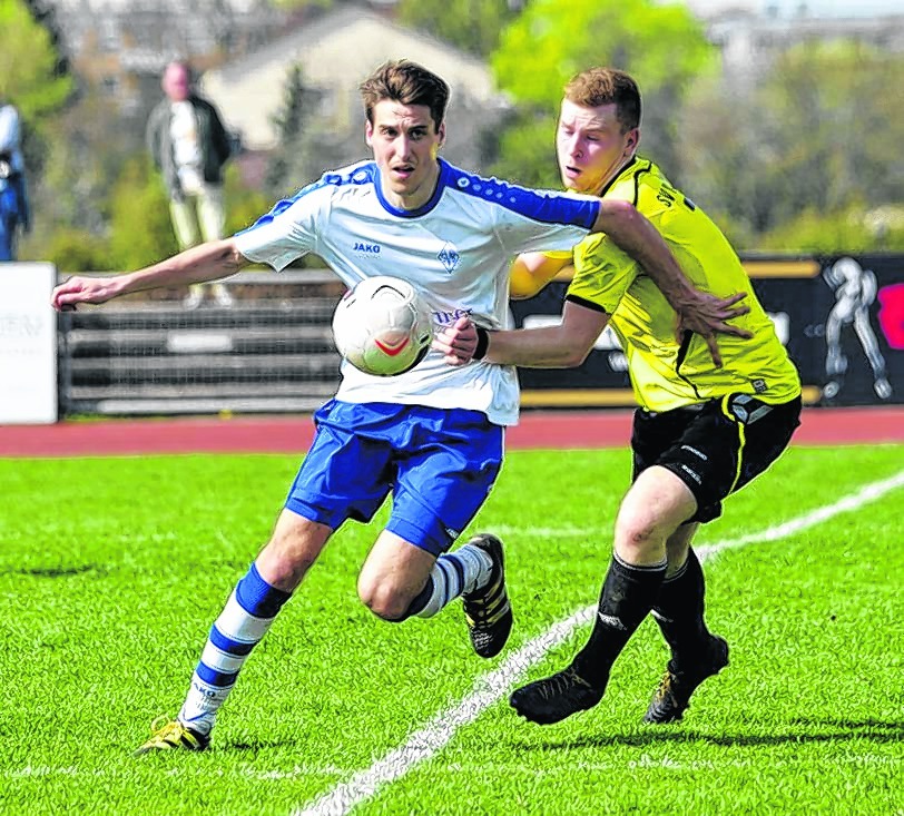 Sascha Raich (weißes Trikot) und Fußball-Landesligist SV Böblingen kamen zu einem 2:2 beim SV Bonlanden. Bild: Photo 5/A