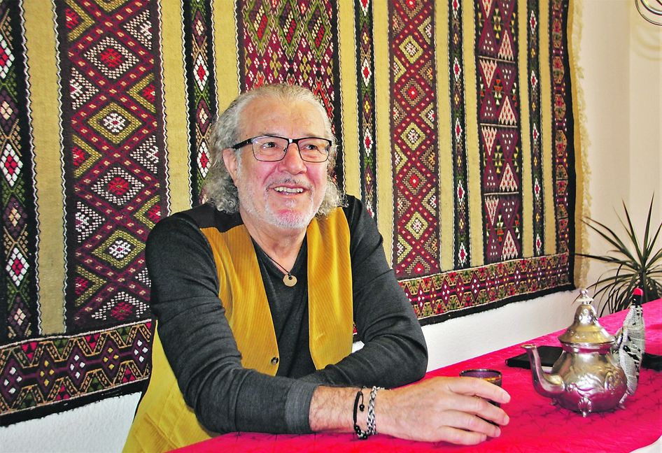 Mit dem Erzählen von Geschichten hat Naceur-Charles Aceval seine schwierige Kindheit aufgearbeitet und seinen persönlichen Frieden gefunden.  Bild: Denner