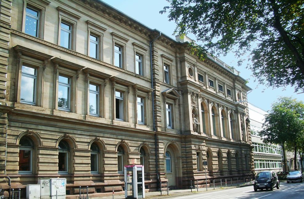 Vor dem Landgericht in Karlsruhe muss sich ein suspendierter Richter wegen des Verdachts auf Korruption verantworten.