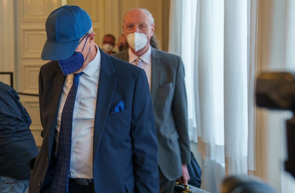 Der suspendierte Richter muss sich vor dem Landgericht in Karlsruhe wegen des Verdachts auf Korruption verantworten.