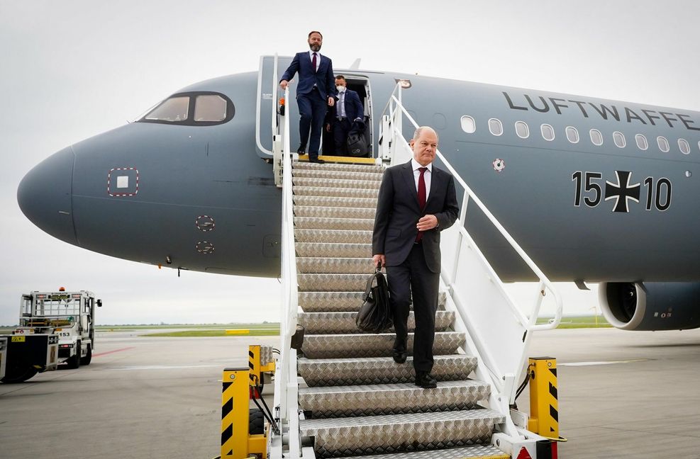 Bundeskanzler Olaf Scholz trifft zu einem Treffen in Prag ein. Dort wird es sich von seinen EU-Kollegen viel Kritik an der Rolle Deutschlands in der Energiekrise anhören müssen.