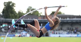 Mara Dümmler hebt ab.Schon zweimal hat sie sich den Titel der Deutschen Meisterin geholt: 2023 in der Altersklasse U16 in Stuttgart und dieses Jahr im Juli in der Altersklasse der unter 18-Jährigen in Bochum.Bild: Görlitz