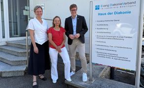 Oberbürgermeister Markus Kleemann mit Amtsleiterin Almut Cobet und Bezirksgeschäftsführerin Manuela Weis (Mitte) auf seiner Sommertour.