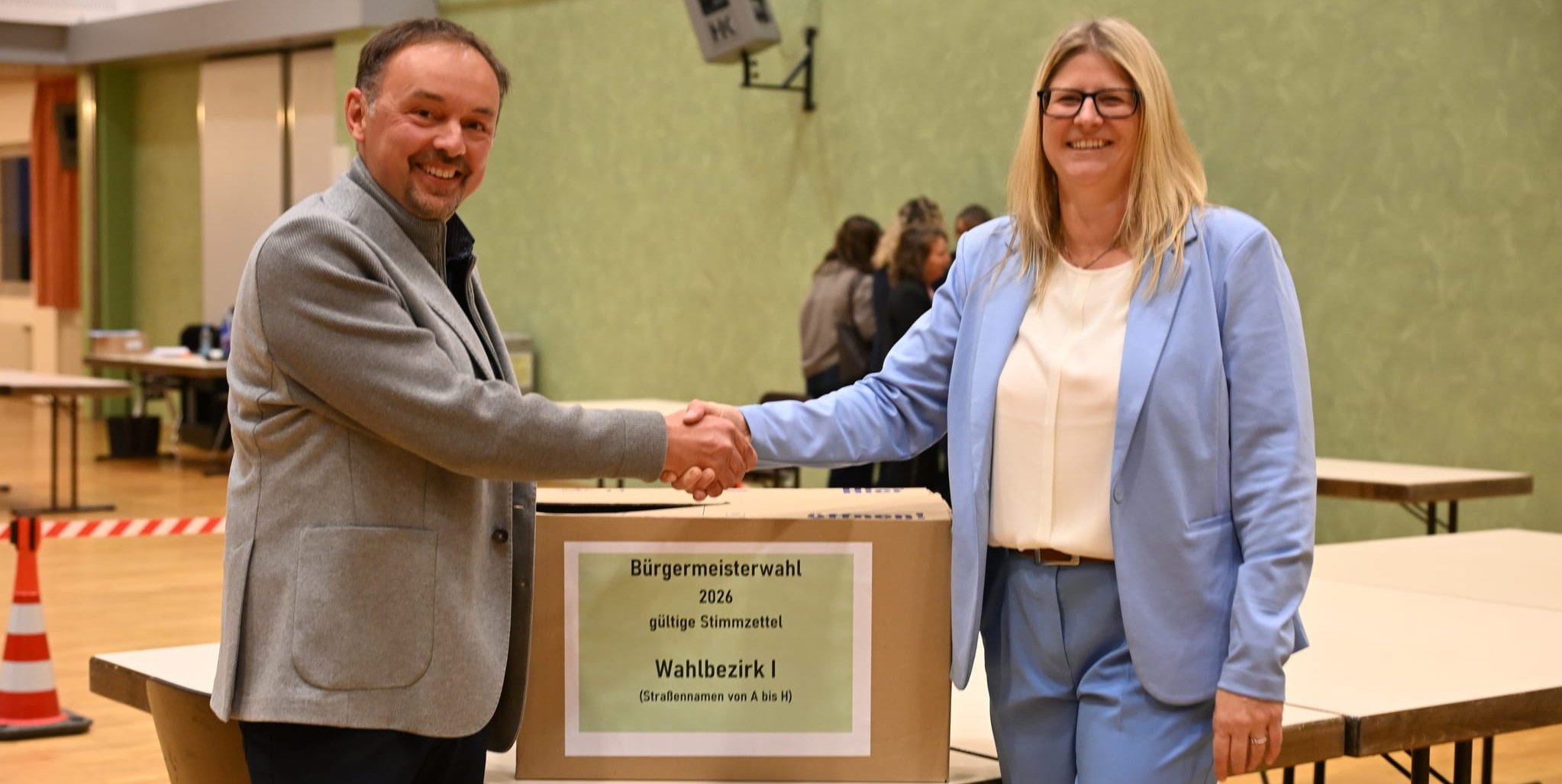 Miguel Pires Marques und Barbara Smith beglückwünschten sich gegenseitig zum Einzug in die Stichwahl am 25. Oktober.