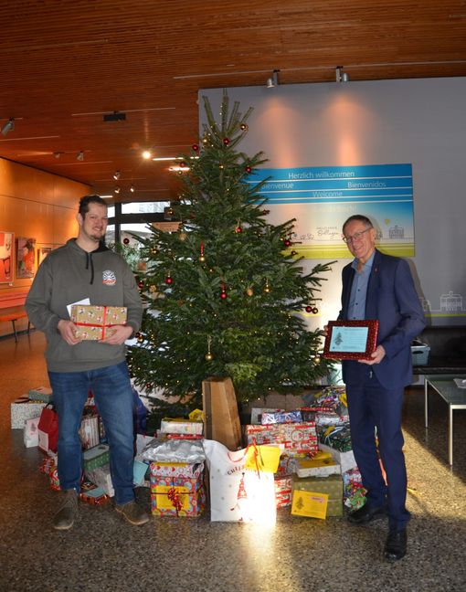 Landrat und Schirmherr Roland Bernhard (rechts) mit Dominik Bischoff (Round Table 129 Böblingen/Sindelfingen) vor dem Wunschbaum im Landratsamt.