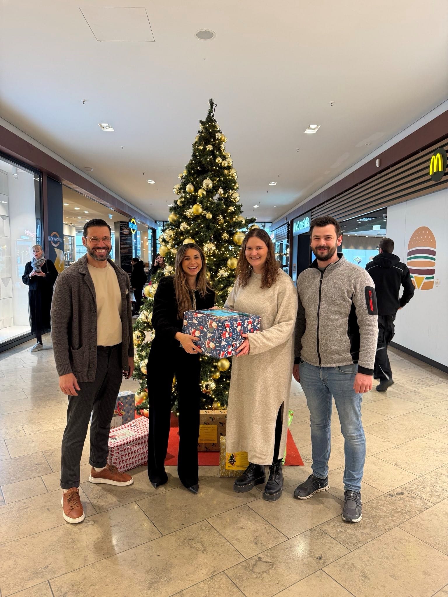 Bei der Wunschbaum-Aktion in den Mercaden (von links): Edip Özerol (Center-Manager Mercaden), Lara Tola (Mercaden), Leonie Weis (Lebenshilfe) und Sebastian Kayser (RT129 Böblingen/Sindelfingen).