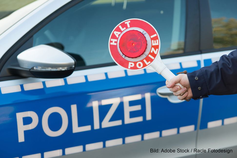 Der Fahrer des VW Touran hängte die Polizei ab. Bild: Adobe Stock