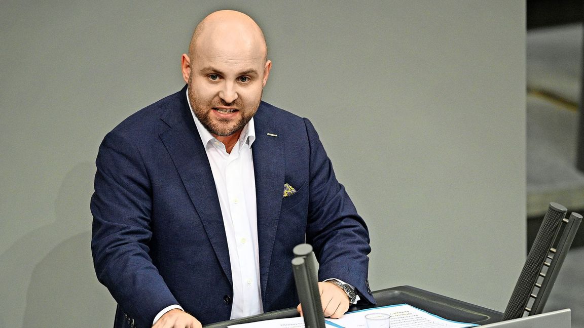 Der baden-württembergische Abgeordnete Frohnmaier ist Fraktionsvize seiner Partei im Bundestag.