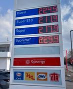 Spritpreis-Anzeige an einer Maichinger Tankstelle zur Mittagszeit.