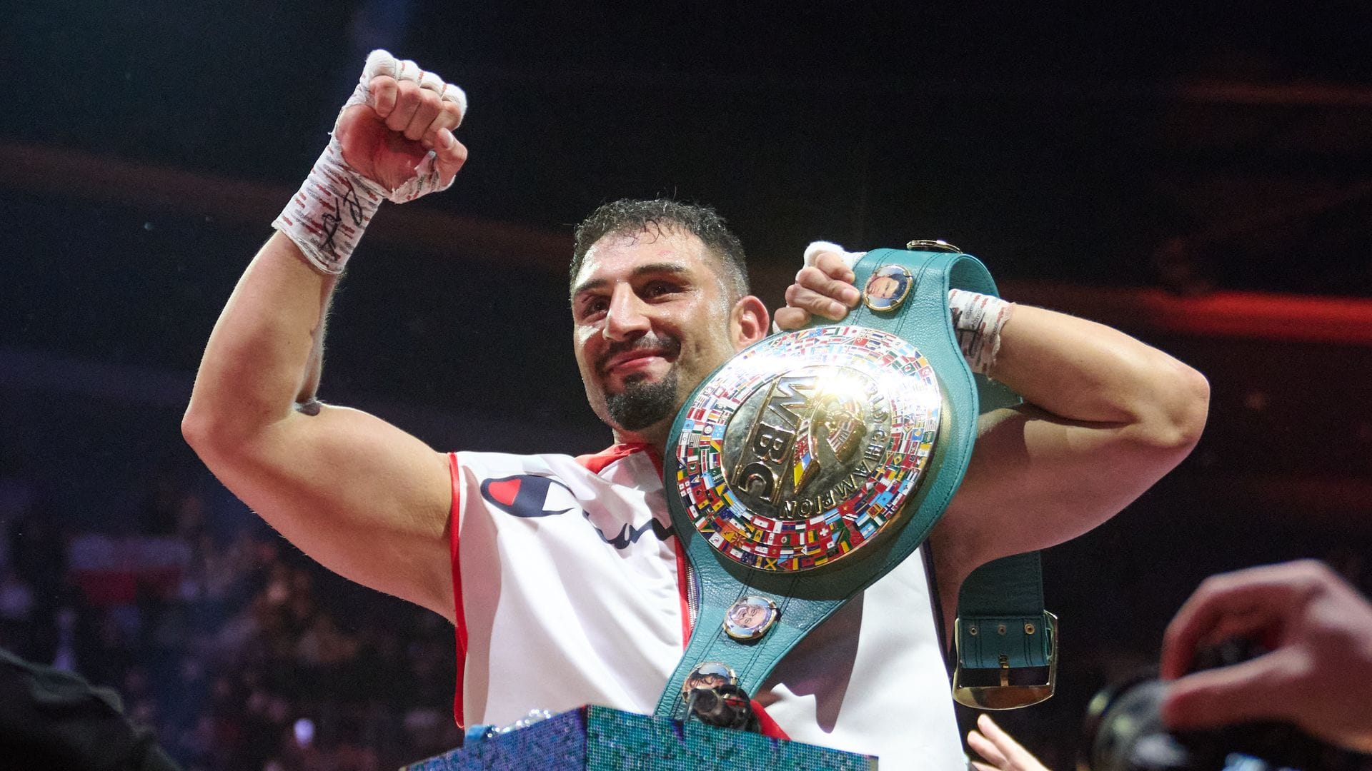 Schwergewichtsboxer Agit Kabayel strahlt als Weltmeister. (Archivbild)