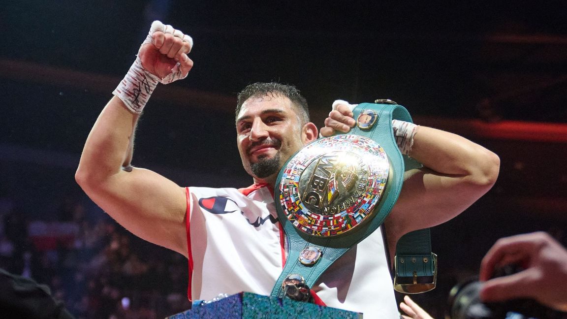 Schwergewichtsboxer Agit Kabayel strahlt als Weltmeister. (Archivbild)