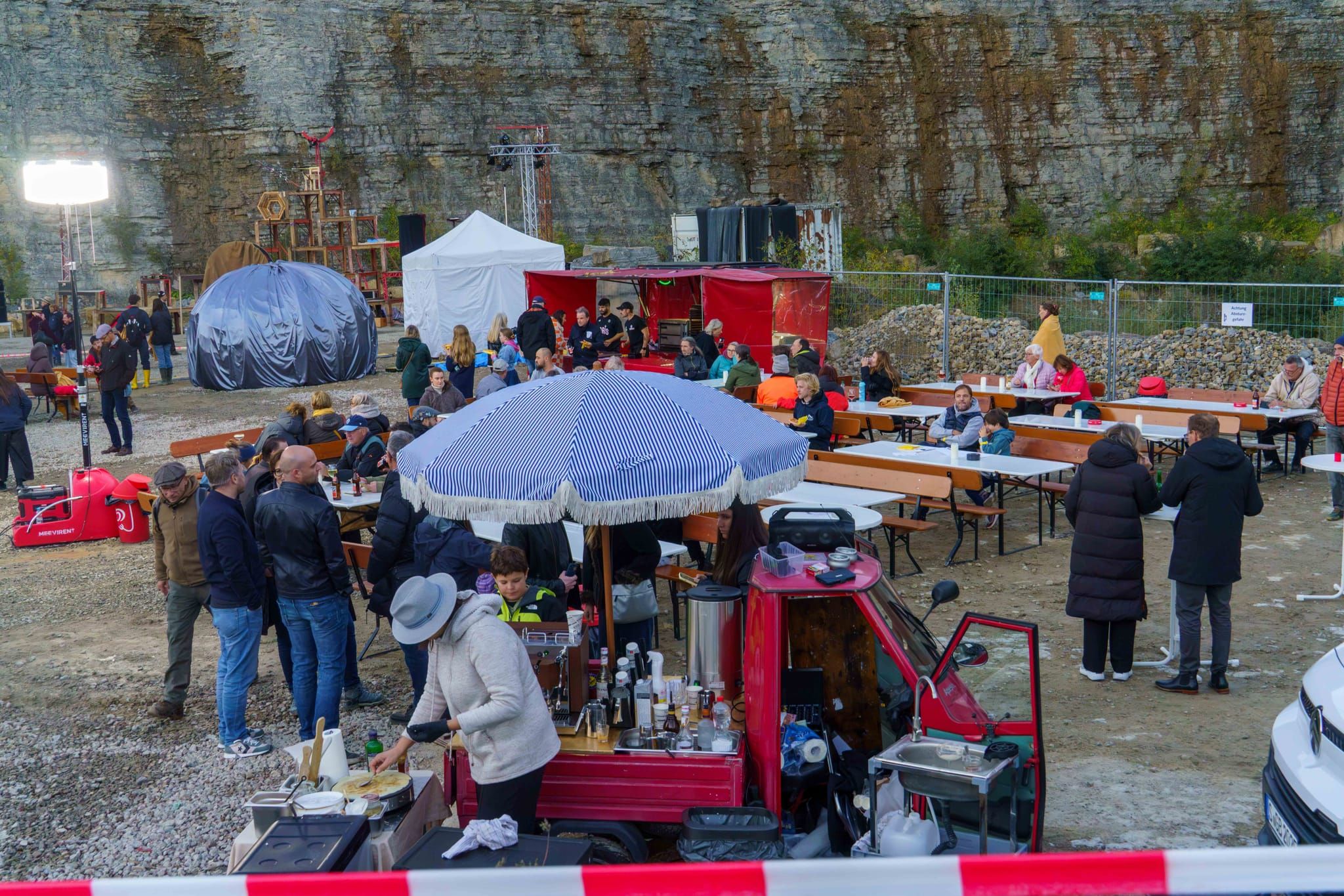 Feuerspektakel im Steinbruch.