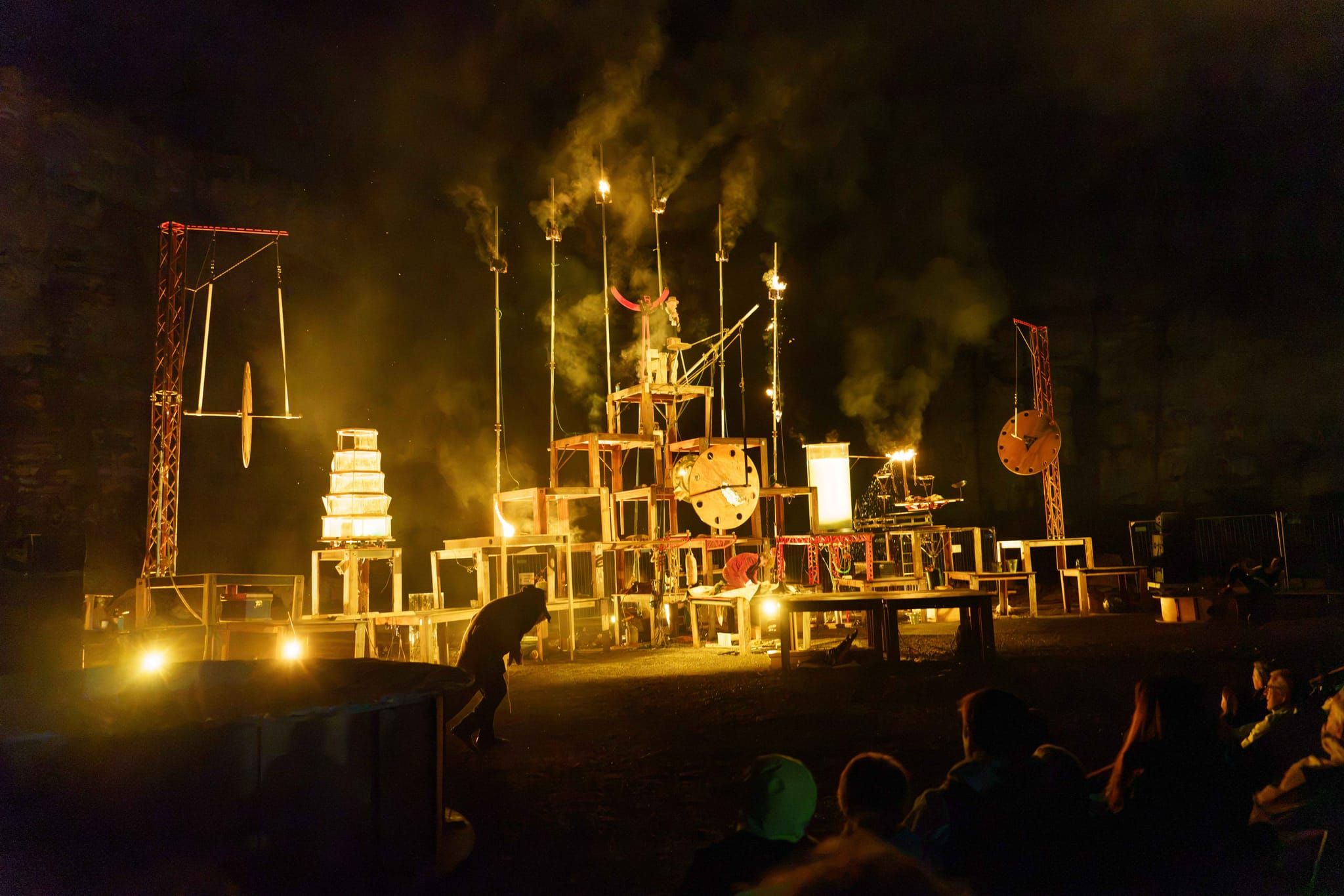 Feuerspektakel im Steinbruch.