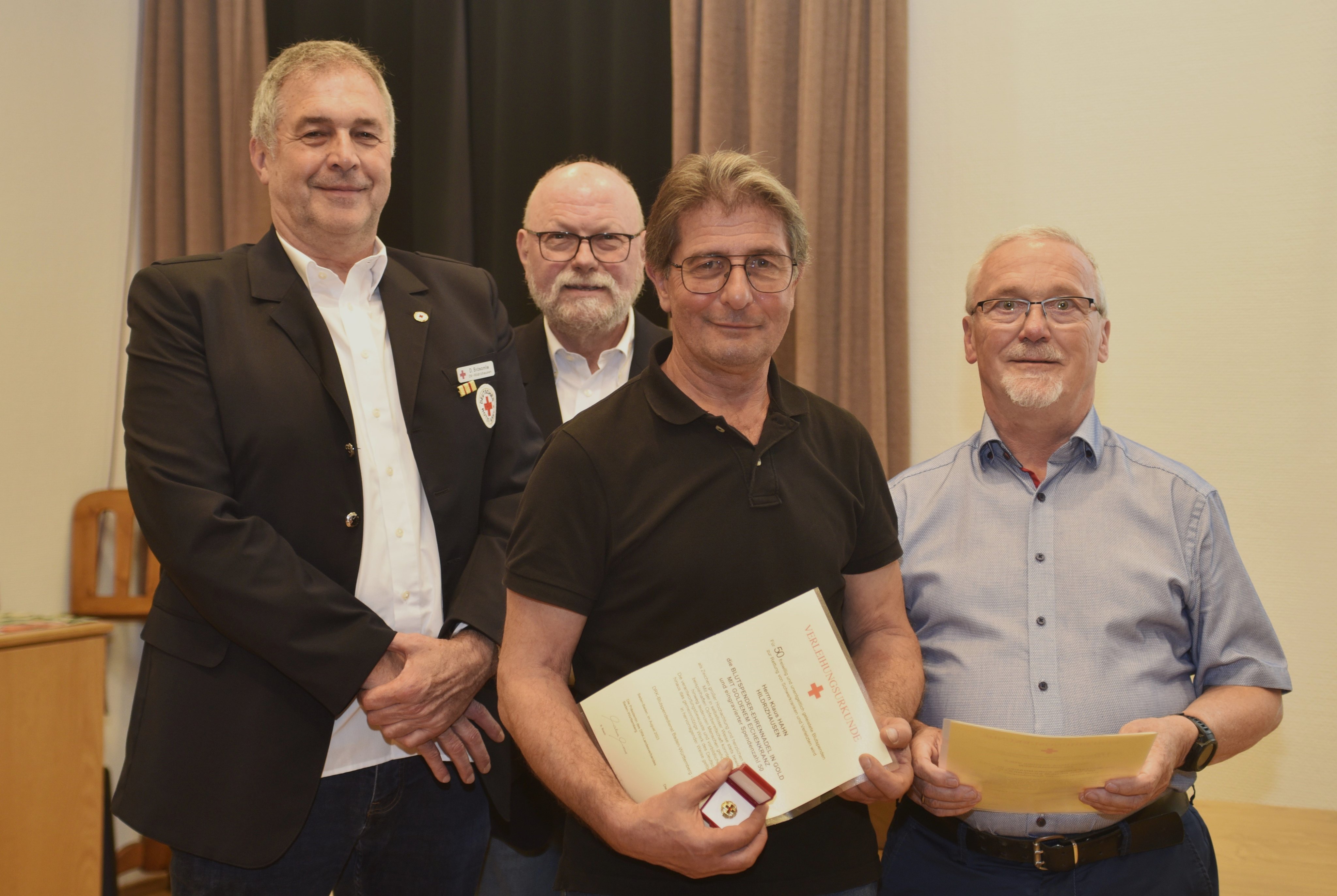 Blutspenderehrung in der Jahreshauptversammlung des DRK Hildrizhausen. Der Vorsitzende Dietmar Brösamle (von links) und Sozialarbeitsleiter Günter Hörmann zeichneten Klaus Hahn für 50 und Hans.Joachim Volz für 175 Spenden aus.