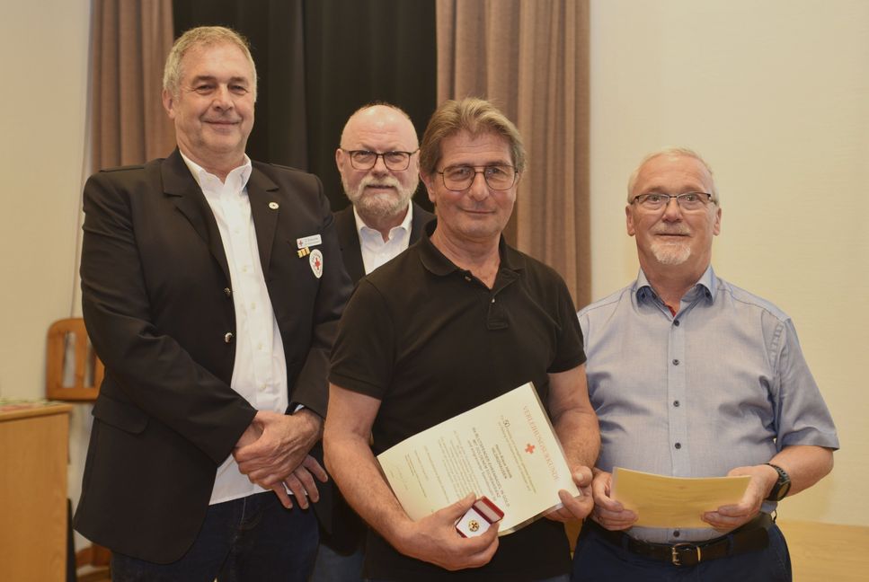 Blutspenderehrung in der Jahreshauptversammlung des DRK Hildrizhausen. Der Vorsitzende Dietmar Brösamle (von links) und Sozialarbeitsleiter Günter Hörmann zeichneten Klaus Hahn für 50 und Hans.Joachim Volz für 175 Spenden aus.