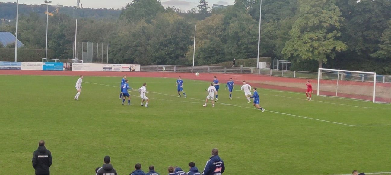 Der VfL Sindelfingen (weiße Trikots) im Angriff. In der zweiten Halbzeit entscheiden die Gäste das Spiel.