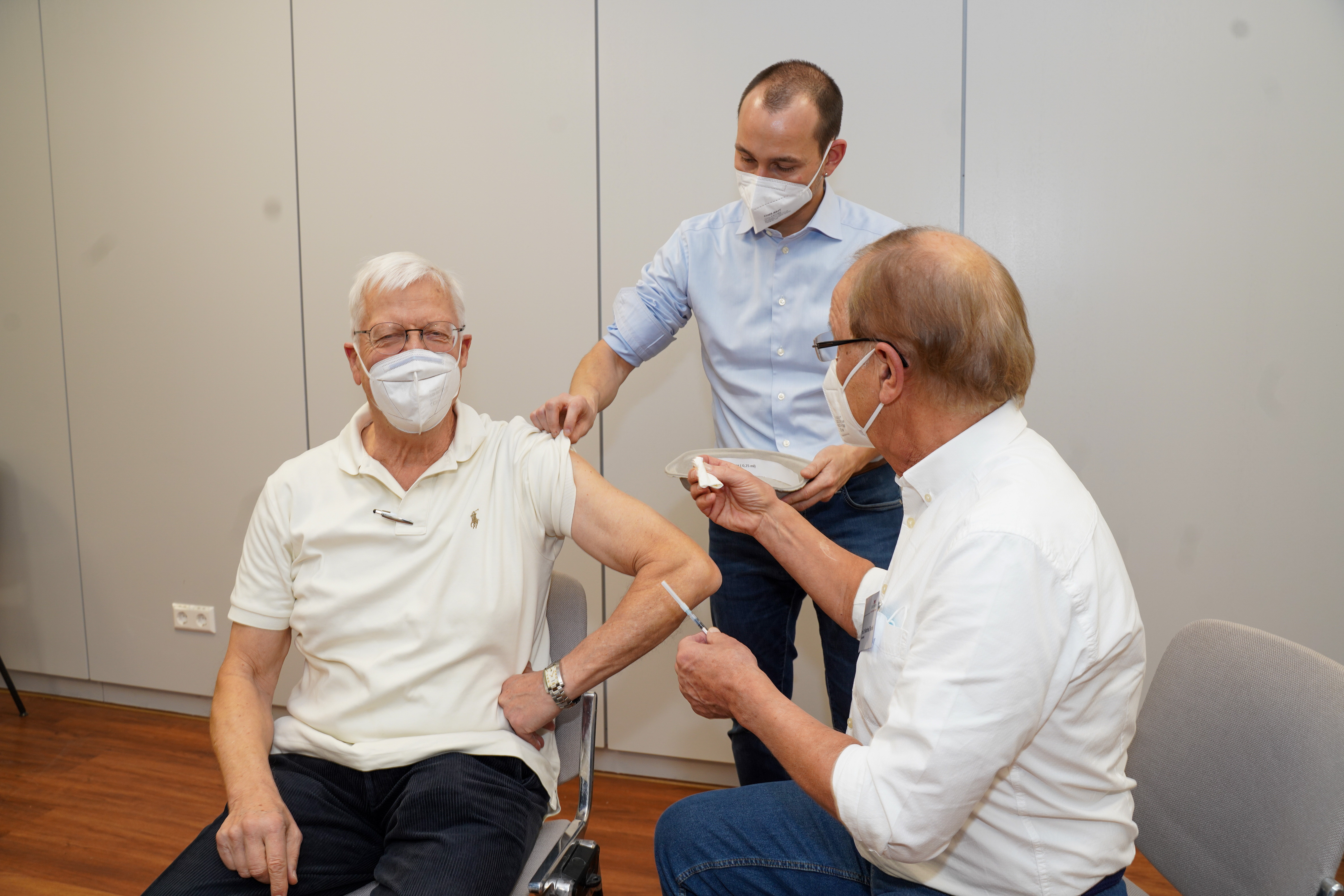Die offene Impfaktion eröffneten Böblingens Oberbürgermeister Dr. Stefan Belz (Mitte), Dr. Willi-Reinhart Braumann (links) und Prof. Dr. Manfred Teufel (rechts) mit einer Auffrischungsimpfung.   Bild: Dettenmeyer