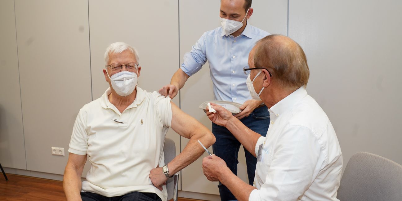 Die offene Impfaktion eröffneten Böblingens Oberbürgermeister Dr. Stefan Belz (Mitte), Dr. Willi-Reinhart Braumann (links) und Prof. Dr. Manfred Teufel (rechts) mit einer Auffrischungsimpfung.   Bild: Dettenmeyer