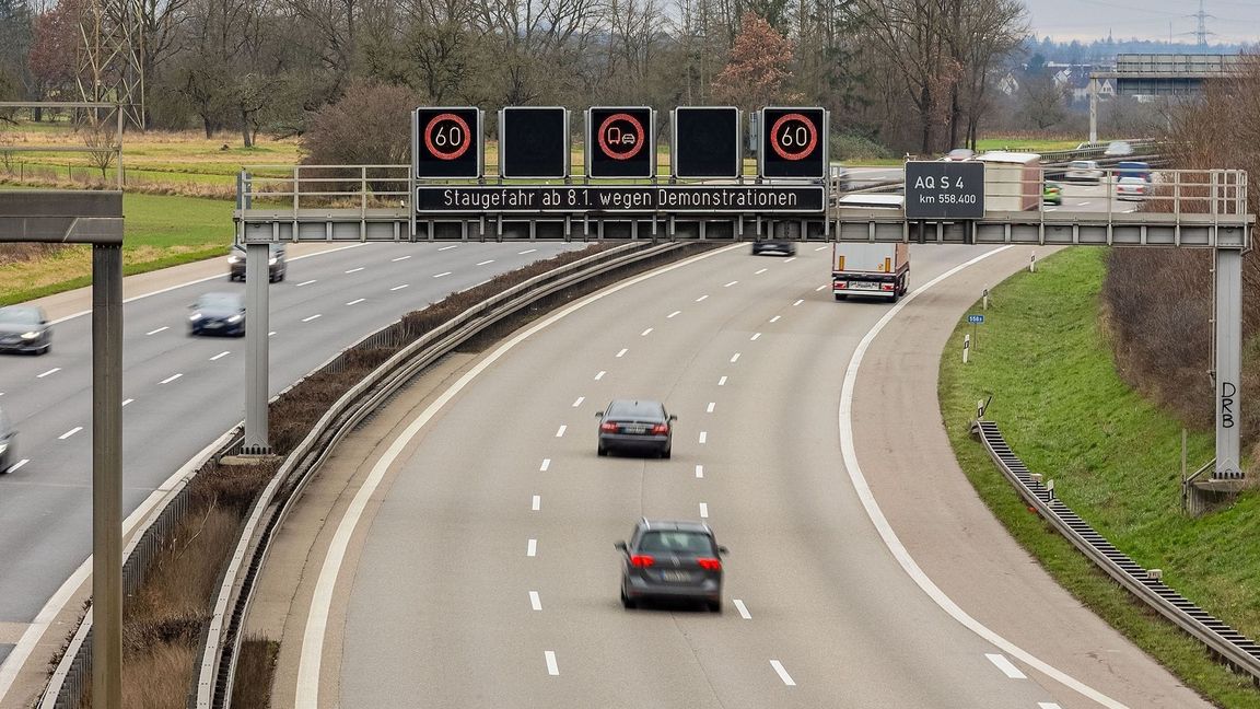 Ein Ärgernis für viele: Mittelspurschleicher auf der Autobahn.