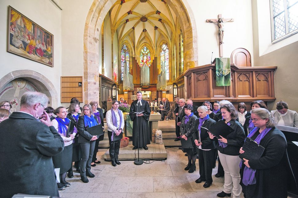 Jochen Wolber bei seinem letzten Gottesdienst in der Nikolaikirche in Aidlingen, eingerahmt vom Kirchenchor (links vorne Dekan Bernd Liebendörfer.  Bild: Richter