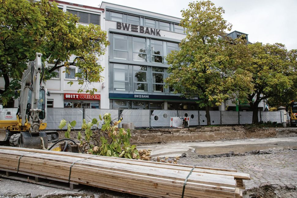 Ein Baum musste weichen. Seine Wurzeln hatten sich in die Tiefgarage gegraben.