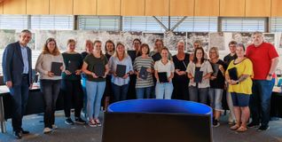 Bürgermeister Delakos (Erster von links) bei der Übergabe der 35 Tablets.