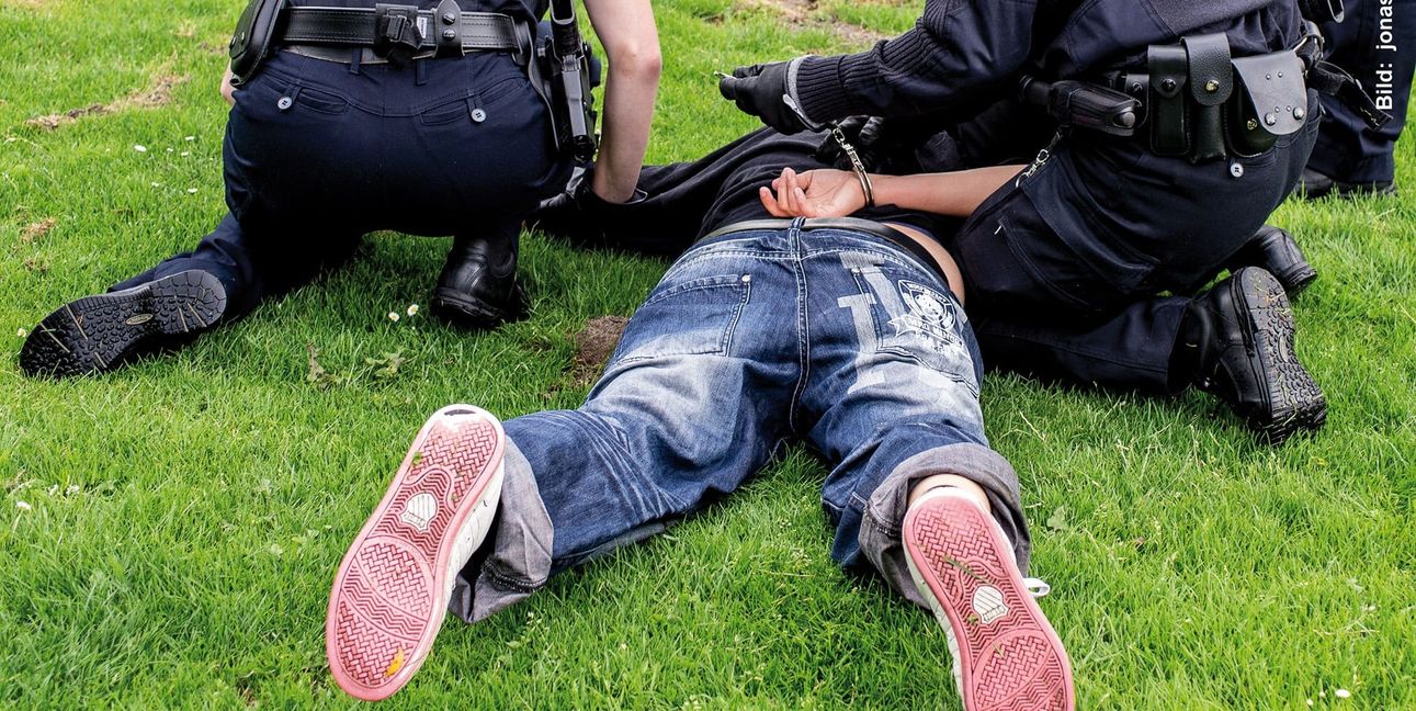 Der Mann wurde von den Polizeibeamten zu Boden gebracht.