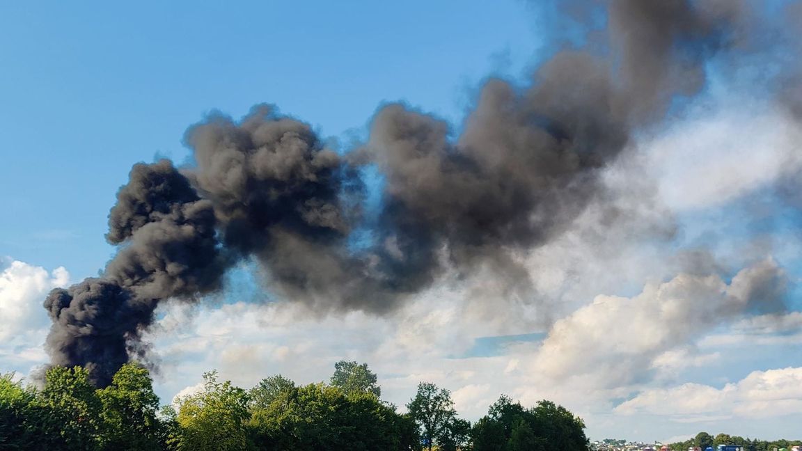 Die riesigen Rauchwolken des brennenden Lkws auf der A81 sind kilometerweit zu sehen.