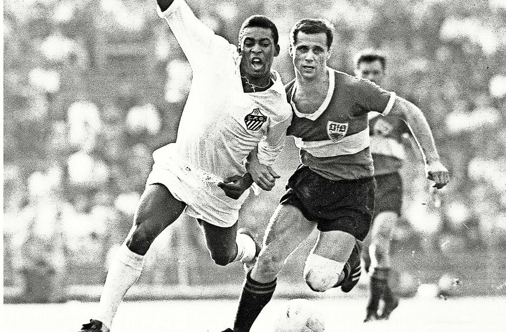 Pelé (links) anno 1963 in Stuttgart beim Freundschaftsspiel mit dem FC Santos gegen den VfB um Günter Seibold.