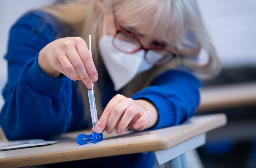 Ohne Test kein Schulbesuch: seit Montag müssen die Schüler im Land einen Abstrich machen. Foto: dpa/Sven Hoppe