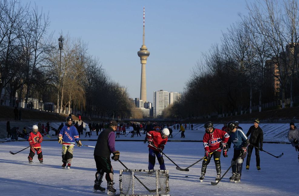 Hobby-Eishockey in Peking: Die chinesischen Behörden ermutigen die Bevölkerung zum Wintersport.