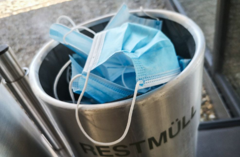 Viele Eltern würden die Maskenpflicht am liebsten schnell entsorgen.