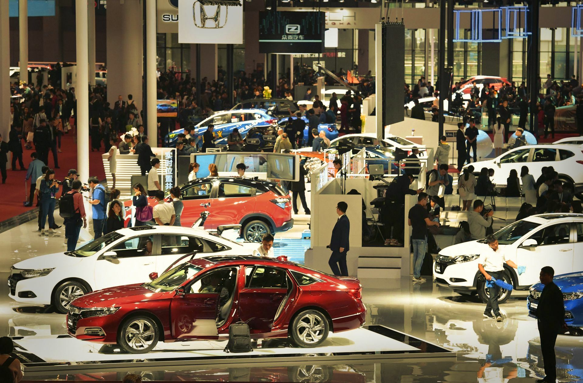 Als gäbe es kein Corona: Die Messe Auto Shanghai erfährt großen Zuspruch. Foto: dpa