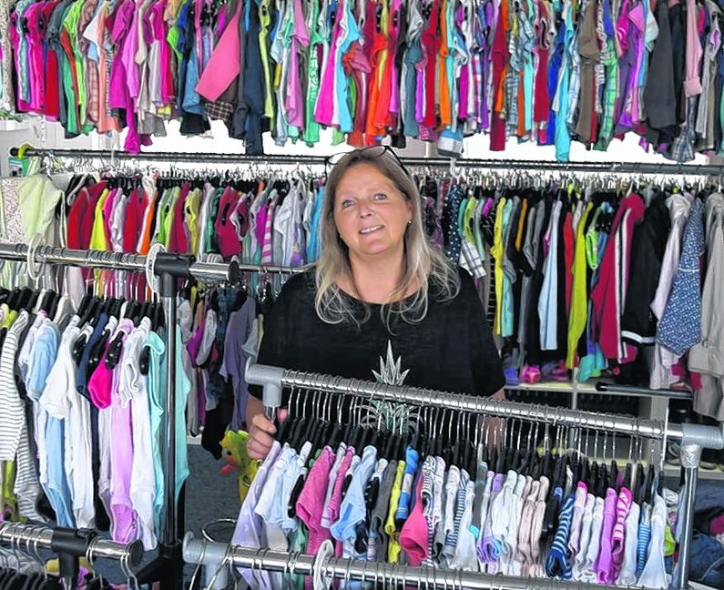 Ulla Ruoß betreibt gemeinsam mit ihrer Tochter Sarah die „Kleine Socke“ mit integrierter Postfiliale.