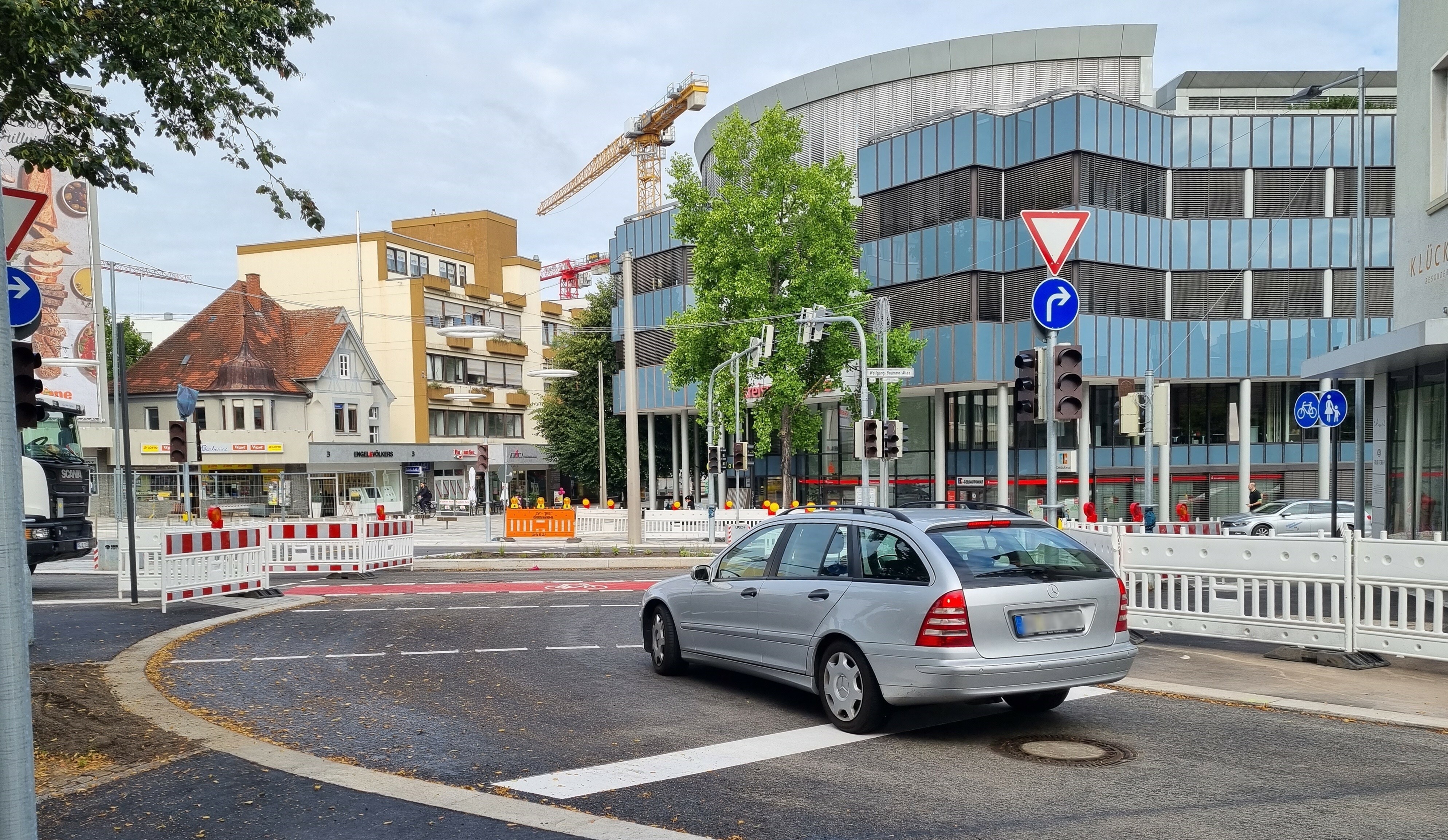 Seit Mittwoch kann von der Stadtgrabenstraße wieder auf die Brumme-Allee abgebogen werden, ab Freitag sind dann, unter neuer Verkehrsführung, nach einem Jahr Umbauarbeiten alle Fahrspuren auf dem  Elbenplatz wieder befahrbar. Bild: Hamann