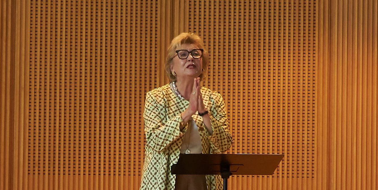 Sabine Duffner als Rezitatorin beim Auftaktabend der Sommerserenaden.