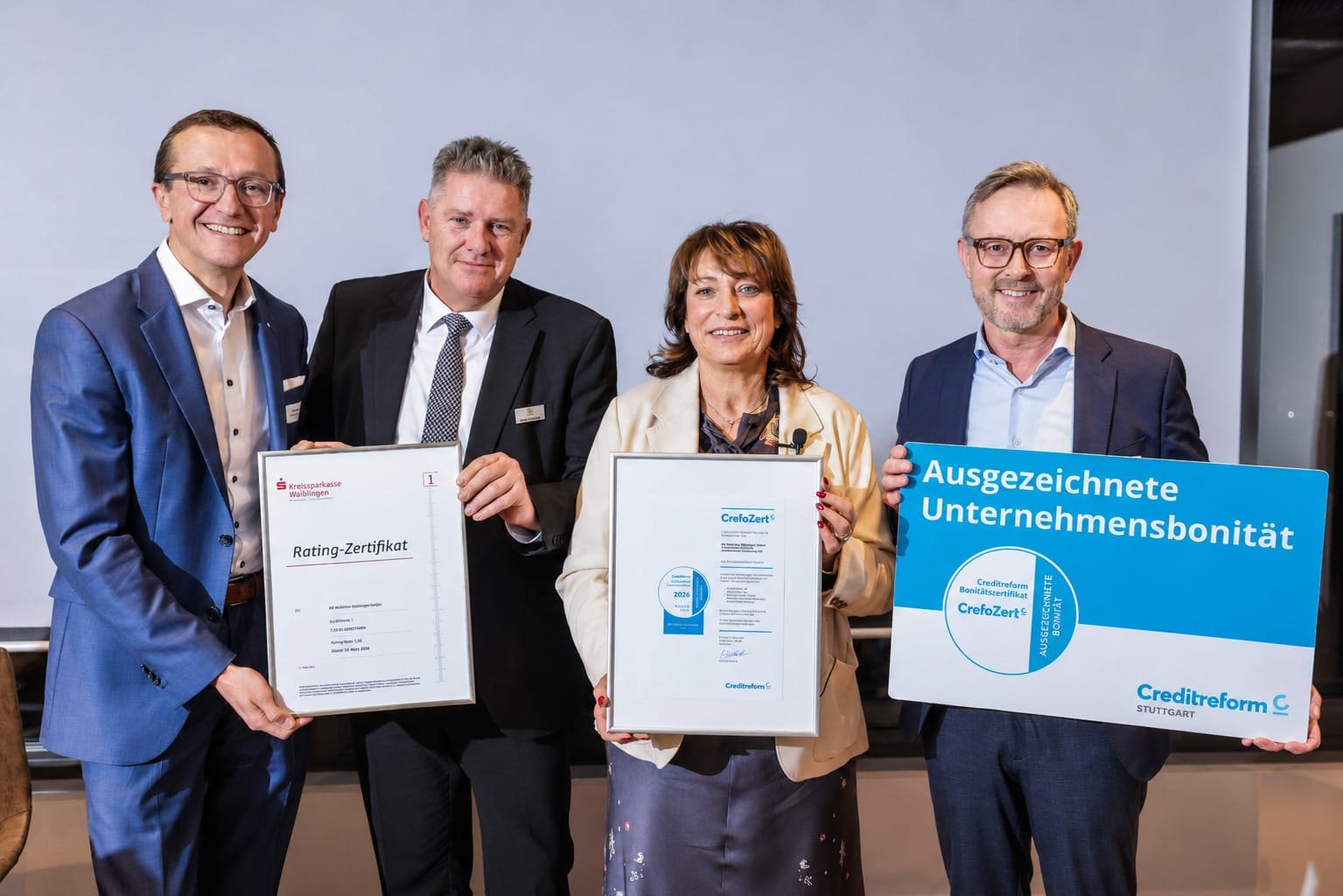 Bärbel Falkenberg-Bahr und Claus Falkenberg (zweiter von links) freuen sich über die Zertifikate von Olaf Kordian, Vorstandsmitglied Kreissparkasse Waiblingen (links) und Thomas Klingenfuß (Mitglied Creditrefom-Geschäftsführung).