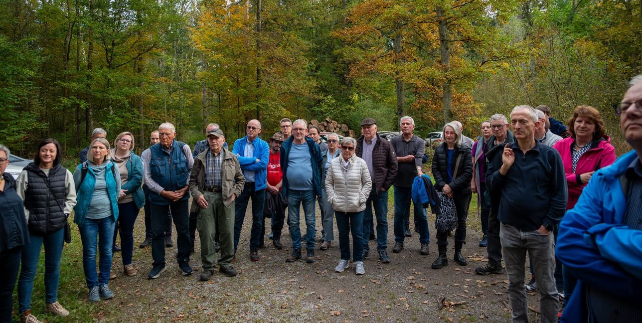 Großes Interesse beim Waldbegang.