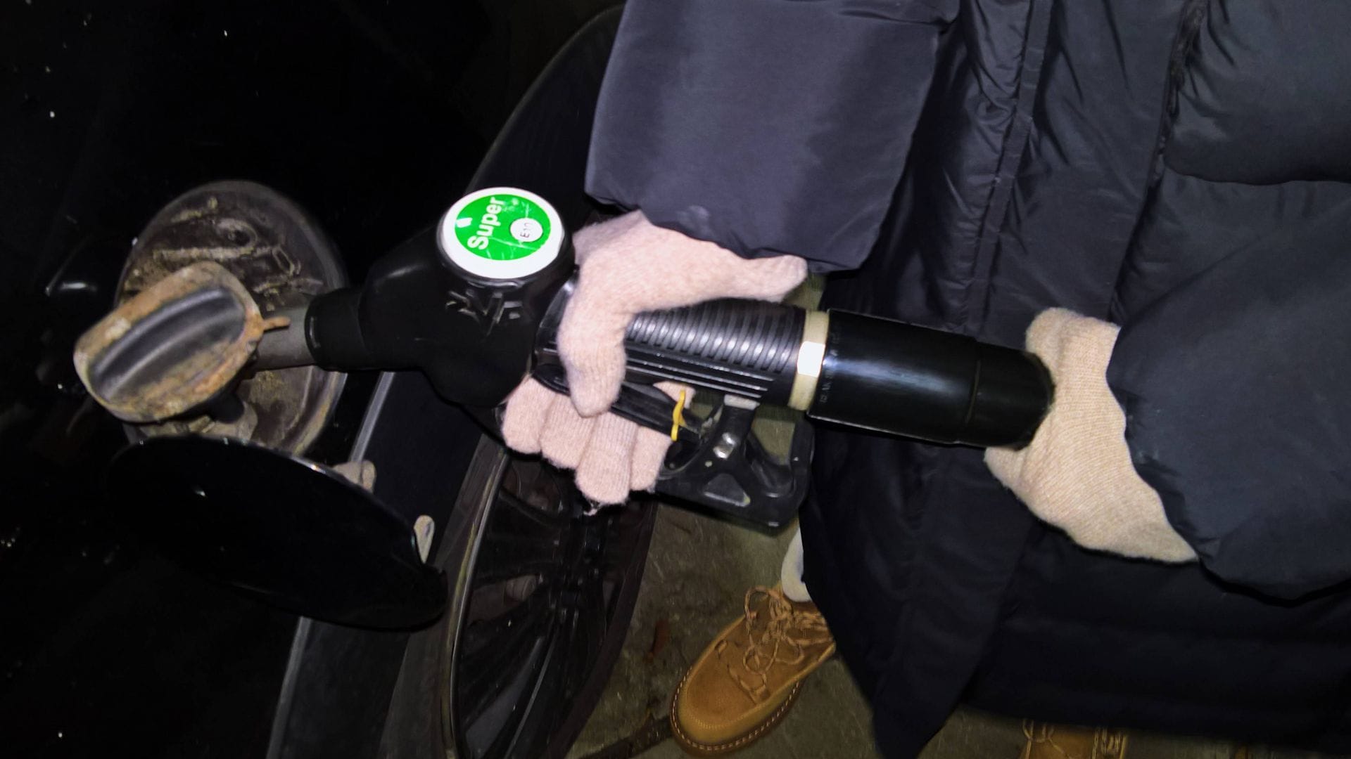 Wie entwickeln sich die Spritpreise? Experten gehen von einem leichten Anstieg im Januar aus.