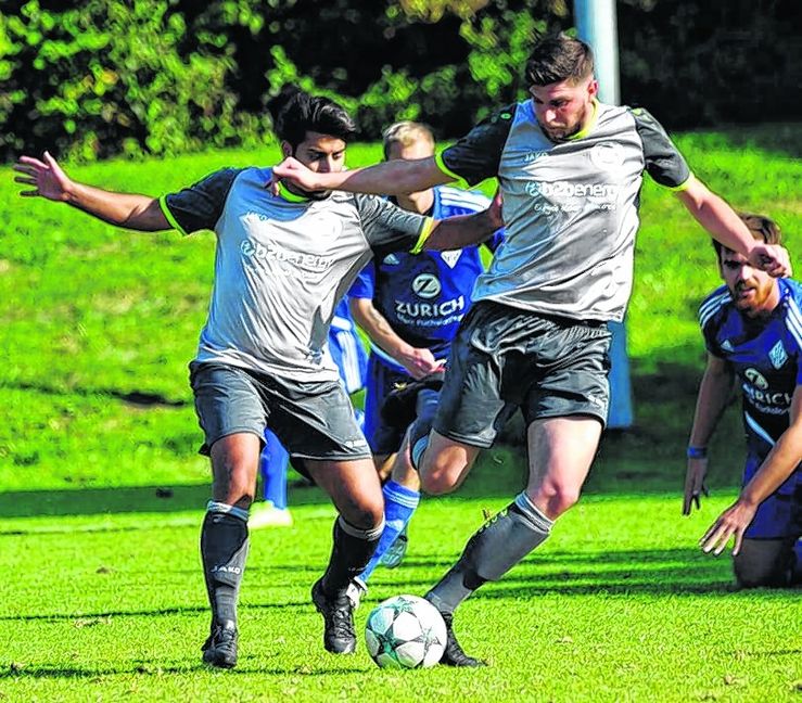 Gökay Aktürk (links) und Mitspieler Can Miftar können sich nicht darauf einigen, wer den Ball mitnimmt. Am Ende sprang für den KSC Böblingen dennoch ein 2:2-Remis gegen Spitzenreiter VfL Oberjettingen heraus. Bild: automotorart