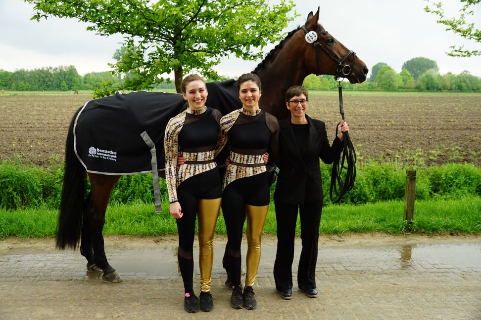 Annalena, Janina und Alexandra Fritz mit Carlos vor dem Wettkampf in Belgien. Bild: z