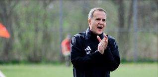 Sindelfingens Trainer Maik Schütt engagiert an der Seitenlinie. Bilder: photostampe