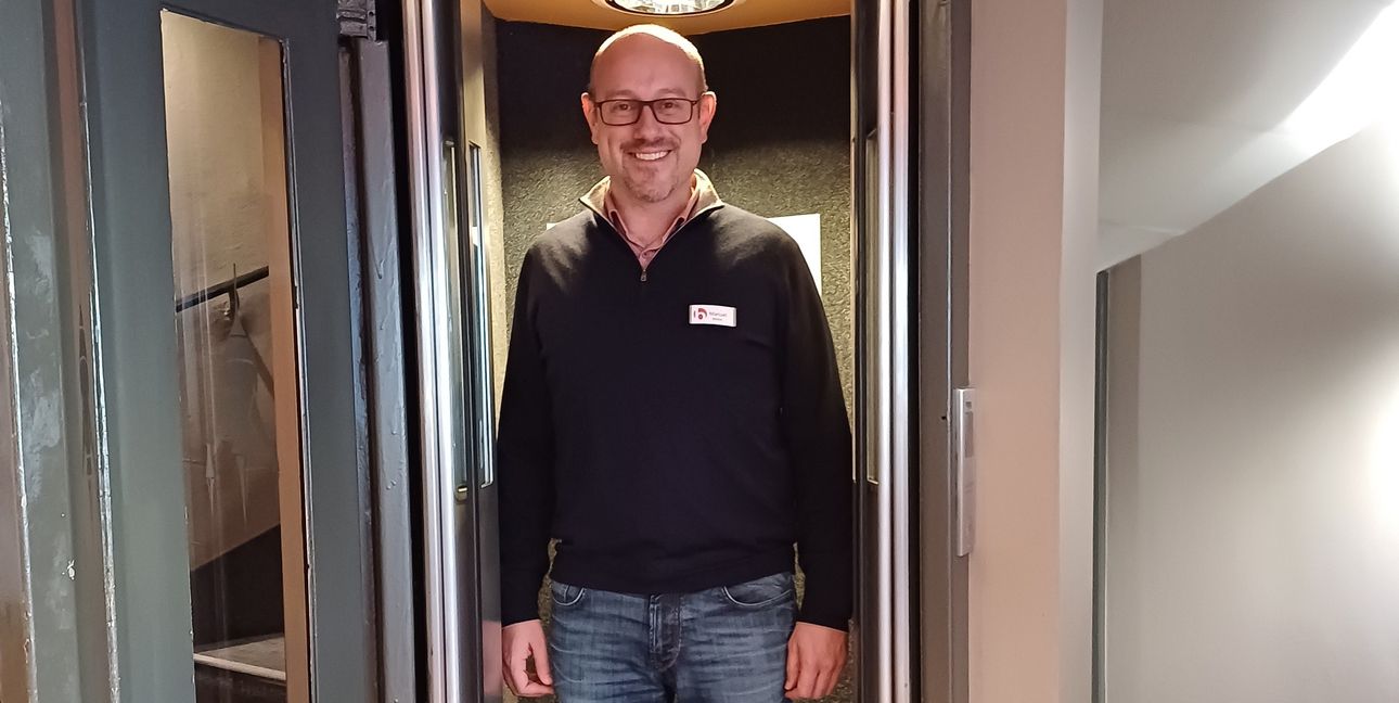 Manuel Böhler in dem Mini-Aufzug im Hotel am Postplatz.