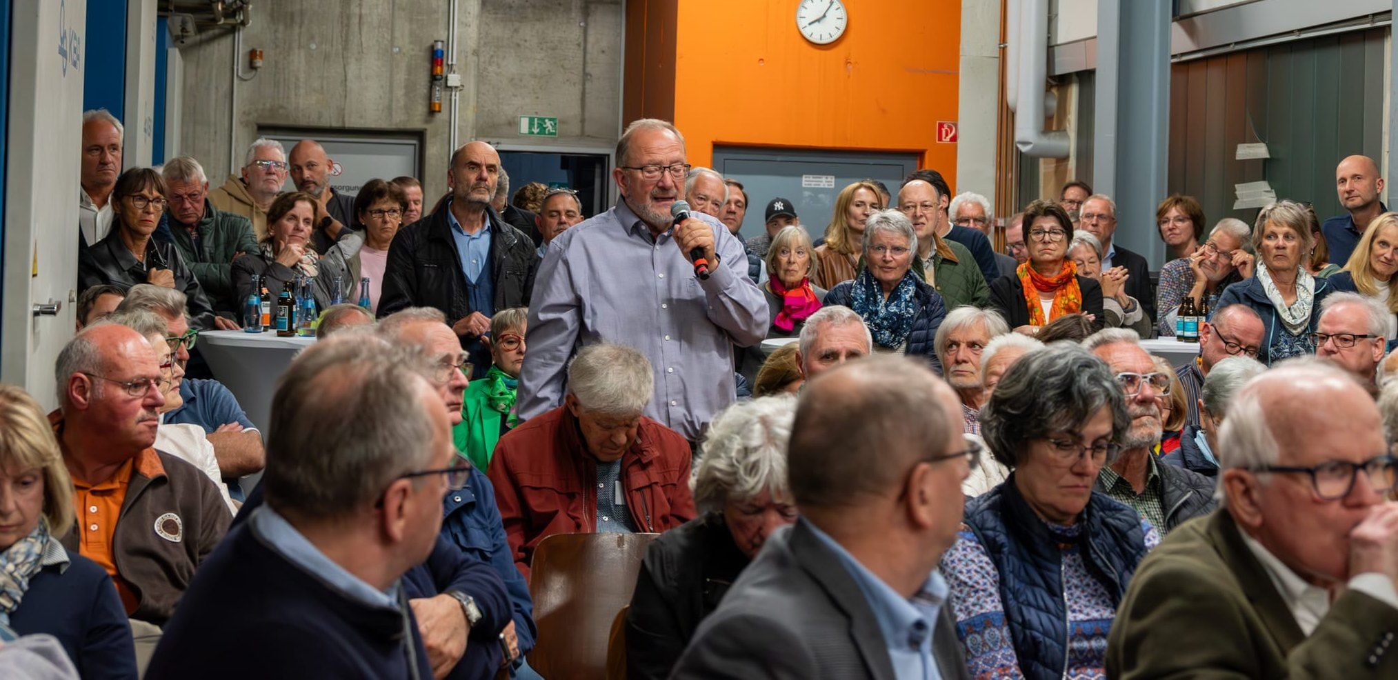 Die SZ/BZ-Abonnenten konnten Fragen an die Bewerber stellen. Diese Möglichkeit nutzt hier 
Dieter Baisch.