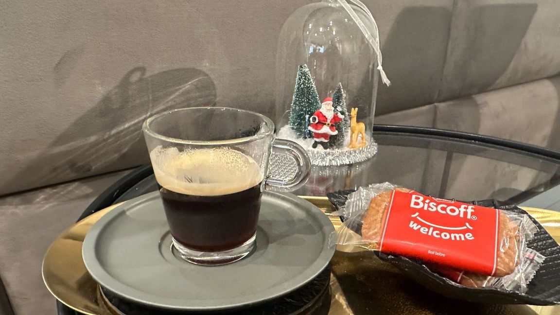 Ein Espresso und ein Karamellkeks dazu. So wird das serviert - hier in einem Berliner Friseursalon. (Archivbild)