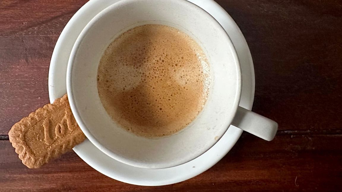 Ein Karamellkeks wird heutzutage oft zu einem Kaffee gereicht. (Archivbild)
